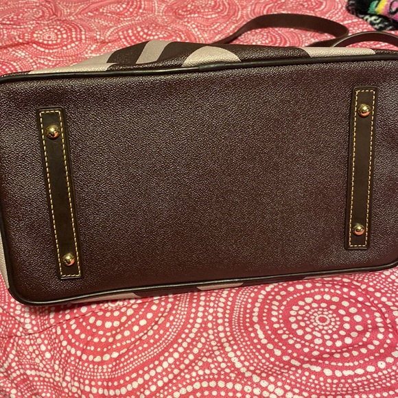 Dooney and Bourke large tote.  New with tag - Picture 3 of 14